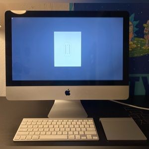 Apple iMac (21.5 Inch, Mid 2010) WITH Wireless Apple Touchpad and Keyboard